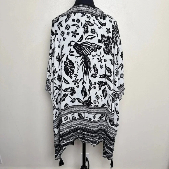 Vince Camuto Womens OS Kimono Shrug Tassel Topper Shawl Wrap Black White - Picture 4 of 14